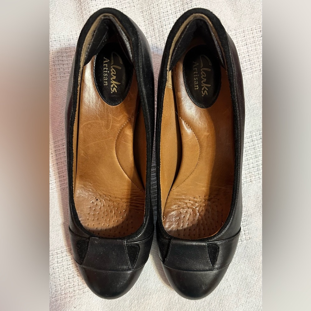 Clarks Artisan 8 wide black pumps